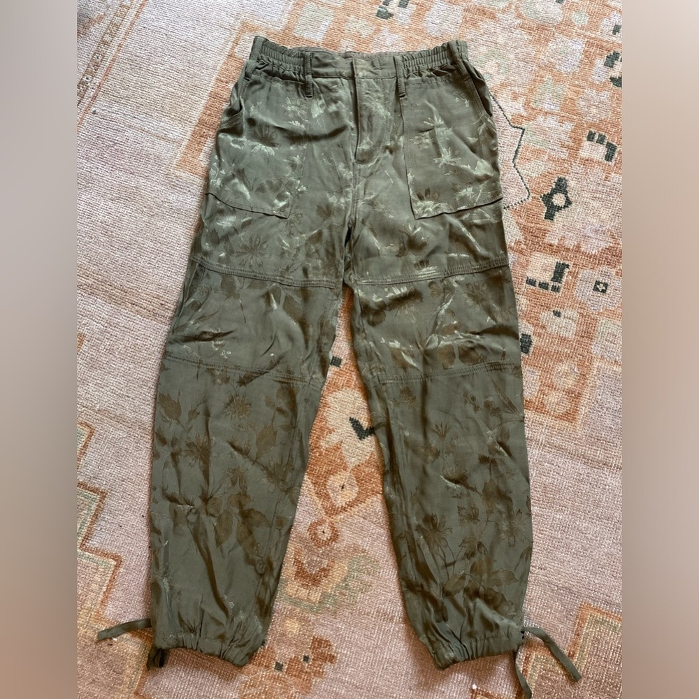 Anthropologie Silk Embossed Utility Jogger. Size XXSP.
Olive. Ties at ankles.